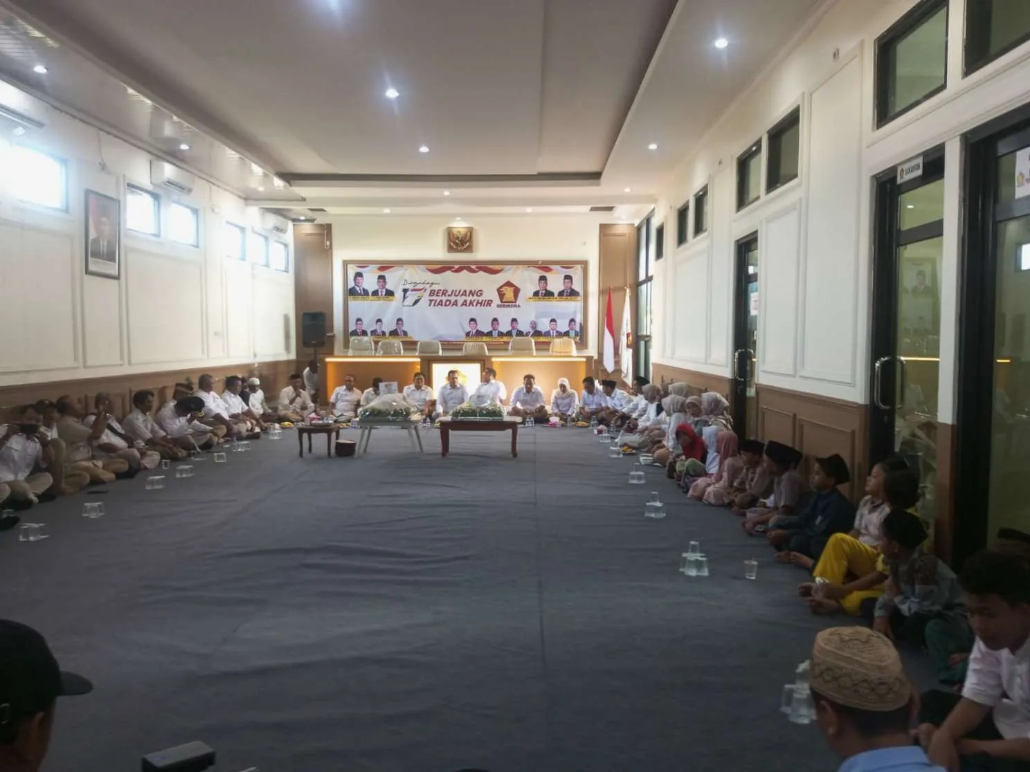 Peringatan HUT Partai Gerindra ke-17, DPC Partai Gerindra Menggelar Tasyakuran Sekaligus Santunan Anak Yatim