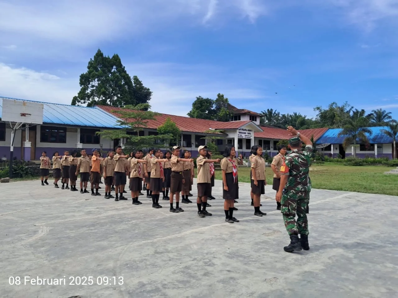 Guna Tingkatkan Kekompakan dan Disiplin Babinsa Raya  Melatih PBB Dan Wasbang siswa siswi SMP swasta GKPS 1 Raya