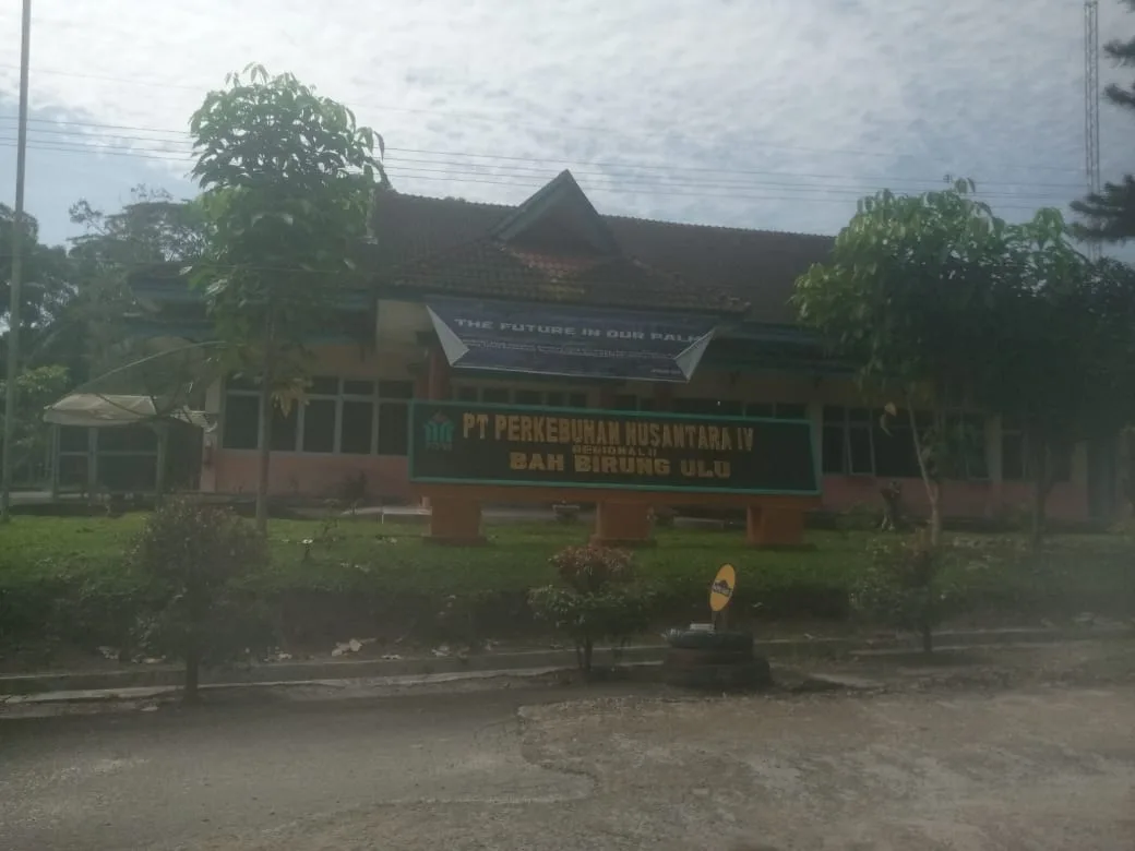 Karyawan PT Perkebunan Nusantara IV Regional II Bah Birong Ulu Mengadakan Gotong Royong, Namun Ditemukan Sedang Nongkrong