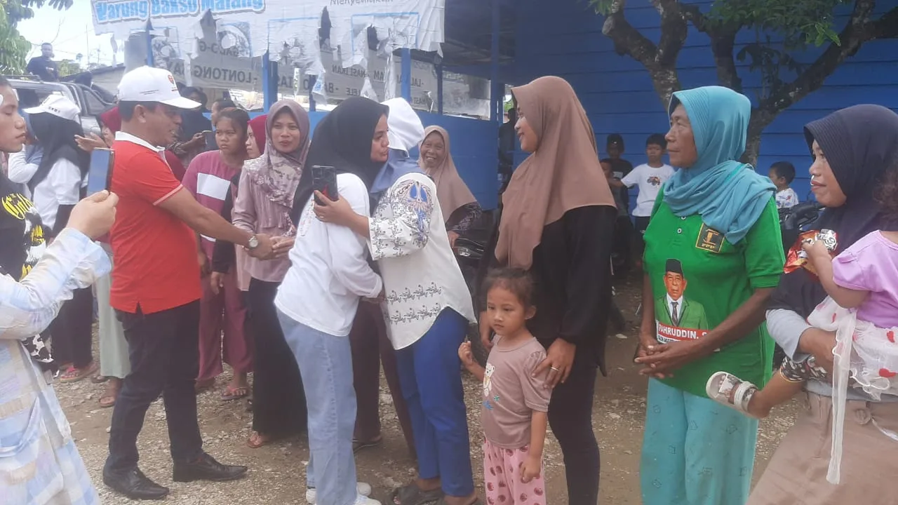 Kapolsek Sarmi bersama Bhabinkamtibmas menyambangi dan memberikan bibit jagung ke salah satu warganya