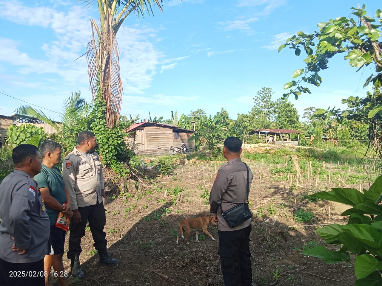 Kapolsek Sarmi bersama Bhabinkamtibmas menyambangi dan memberikan bibit jagung ke salah satu warganya