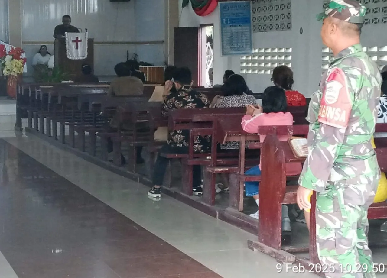 Untuk memberikan rasa aman kepada jemaat yang sedang melaksanakan ibadah Minggu,  Babinsa Tiga Balata Laksanakan Pengamanan di Gereja HKI  Dolok Panribuan