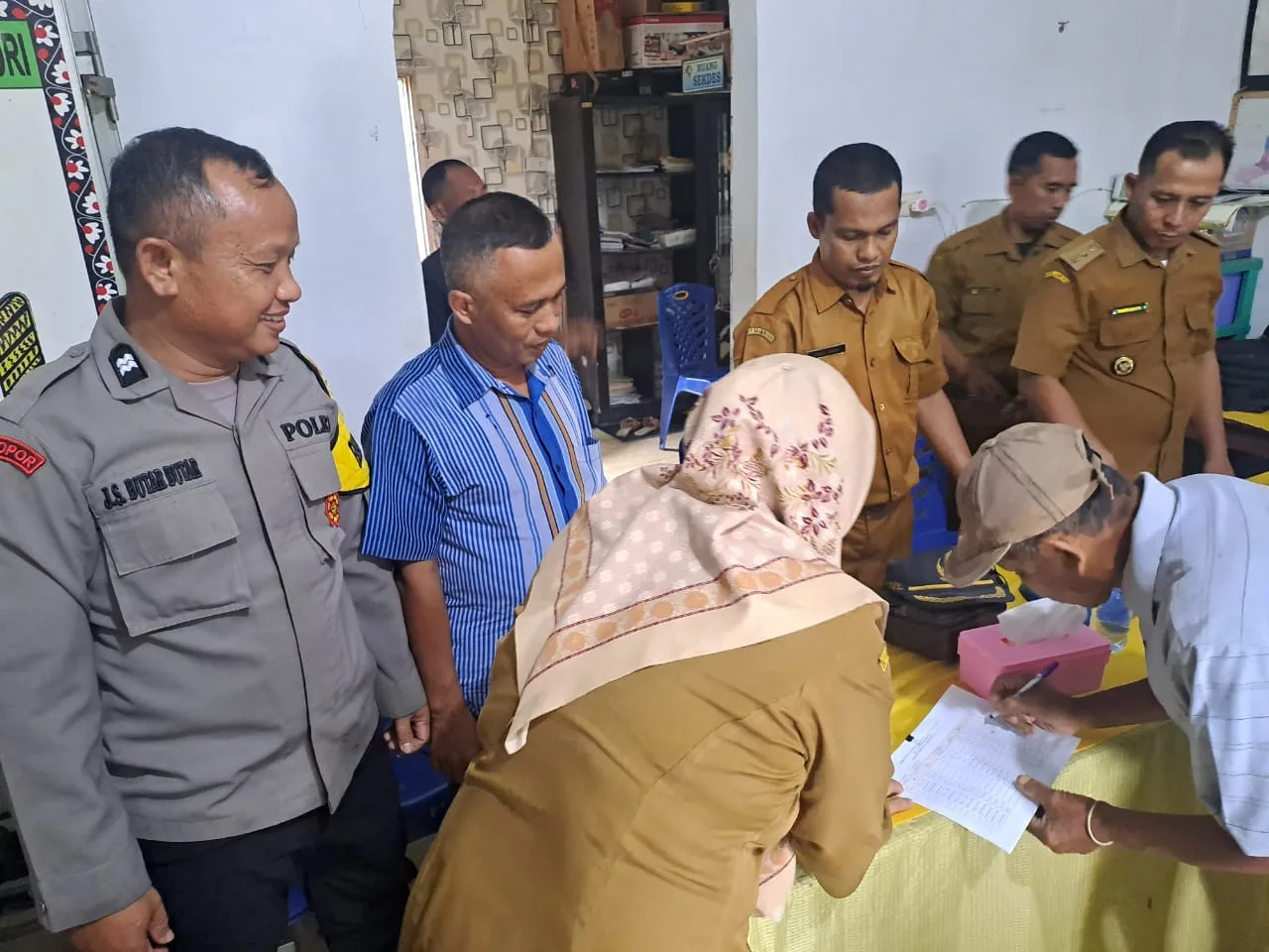 Bhabinkamtibmas Polsek Bosar Maligas Hadiri Penyaluran BLT di Nagori Banjar Hulu