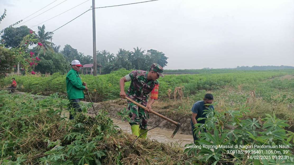 Babinsa Koramil 06/Perdagangan Gotong Royong Bersihkan Irigasi, Dukung Ketahanan Pangan”