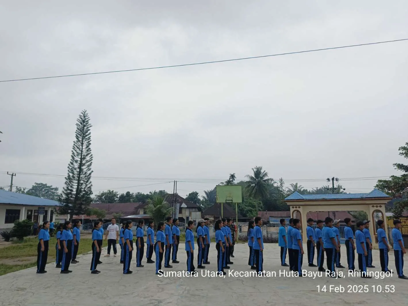 Babinsa Koramil 10/Tanah Jawa Latih PBB di SMA HKBP Huta Bayu Raja, Bentuk Disiplin Generasi Muda”