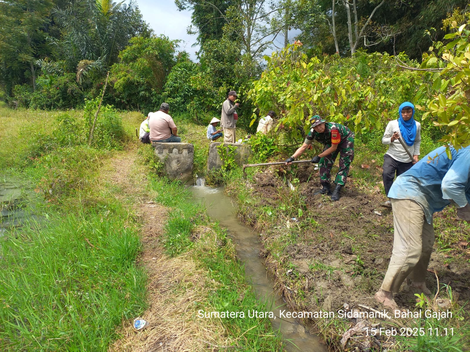 Untuk memastikan kebutuhan air bersih Babinsa  Sidamanik Bersama Masyarakat Gotong Royong Ganti Pipanisasi Air Bersih di Nagori Tiga bolon