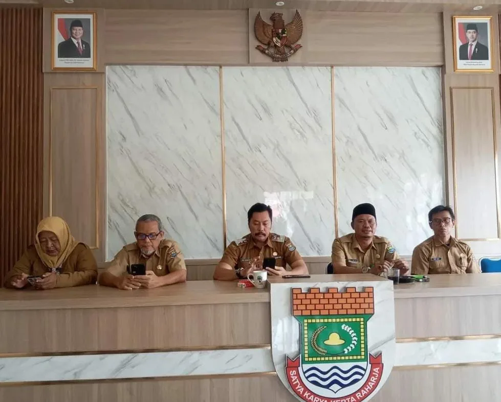 Briefing Staf Aparatur Kelurahan Salembaran Jaya Melakukan Briefing Dalam Upaya Meningkatkan Kapasitas Kinerja Para Staf, Dalam Melaksanakan Tugas Pelayanan Kepada Masyarakat