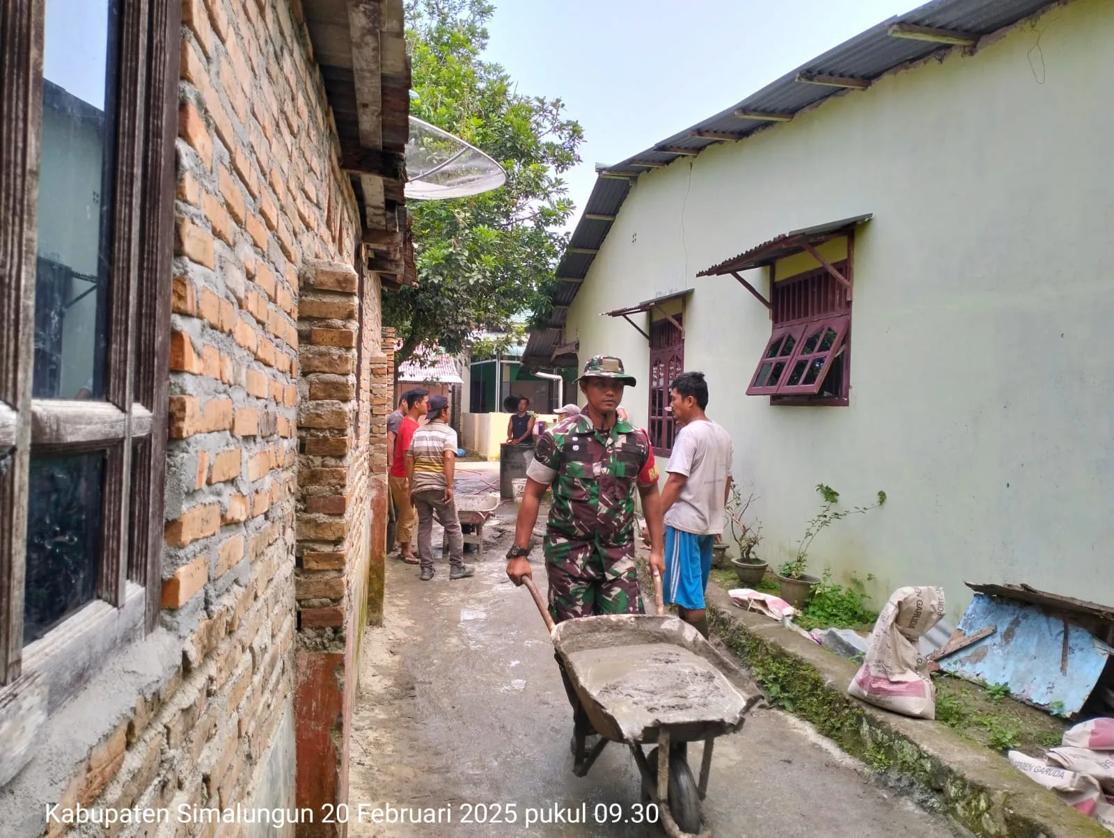 Babinsa Koramil 05/Serbelawan dan Warga Gotong Royong Perbaiki Jalan Rusak di Nagori Dolok Ulu