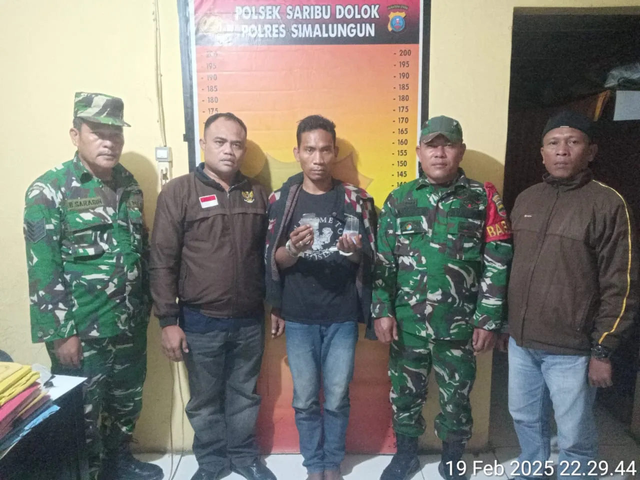 Babinsa Koramil 12 / Seribu Dolok dan Polsek Amankan Pria Diduga Kasus Narkoba