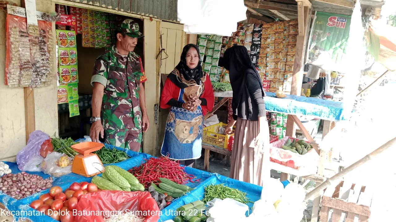 “Babinsa Koramil 05/Serbelawan Serda H. Zega Komsos  Bersama Pedagang”