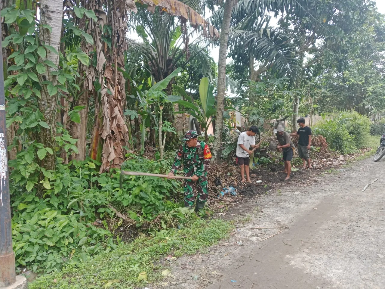 Babinsa Koramil 08/Bangun dan Warga Nagori Gotong Royong Bersihkan Lingkungan Sambut Ramadhan 1446 H/2025