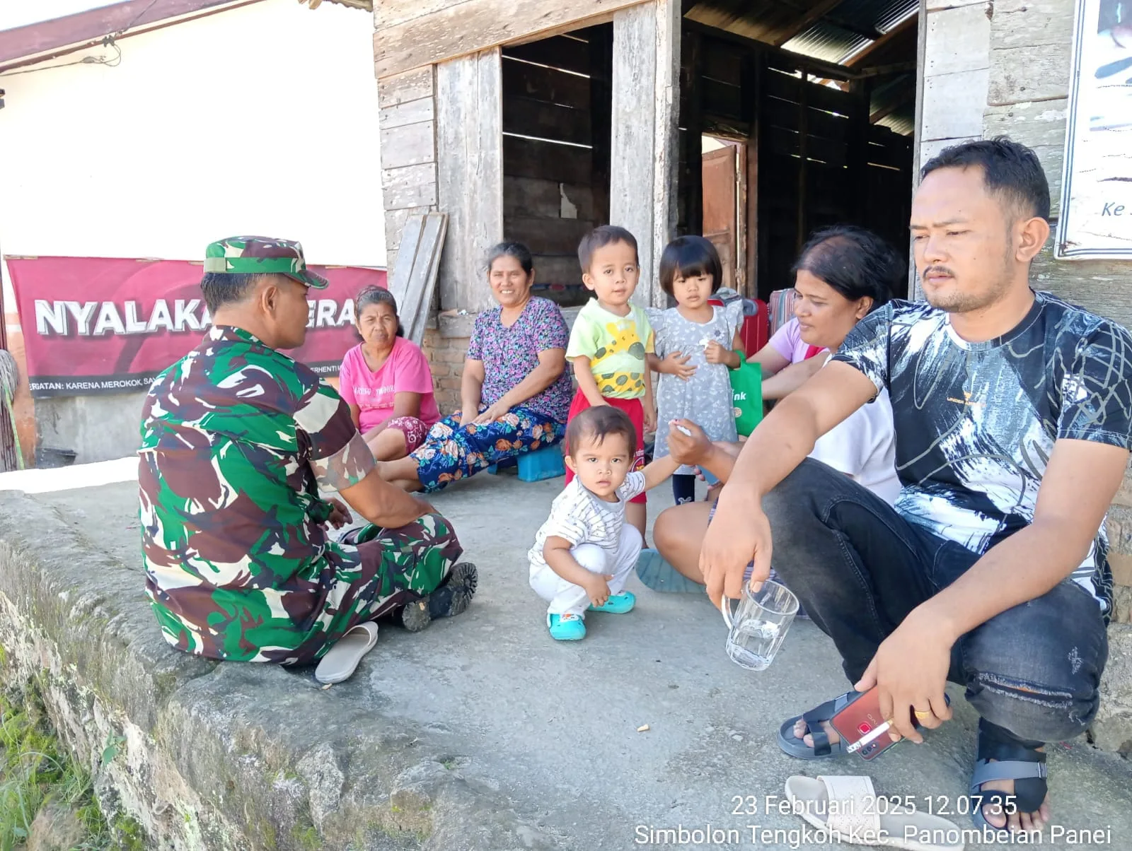 Babinsa Koramil 16/Panei Tongah Ajak Warga Jaga Kerukunan dan Keamanan Nagori Simbolon Tengkoh