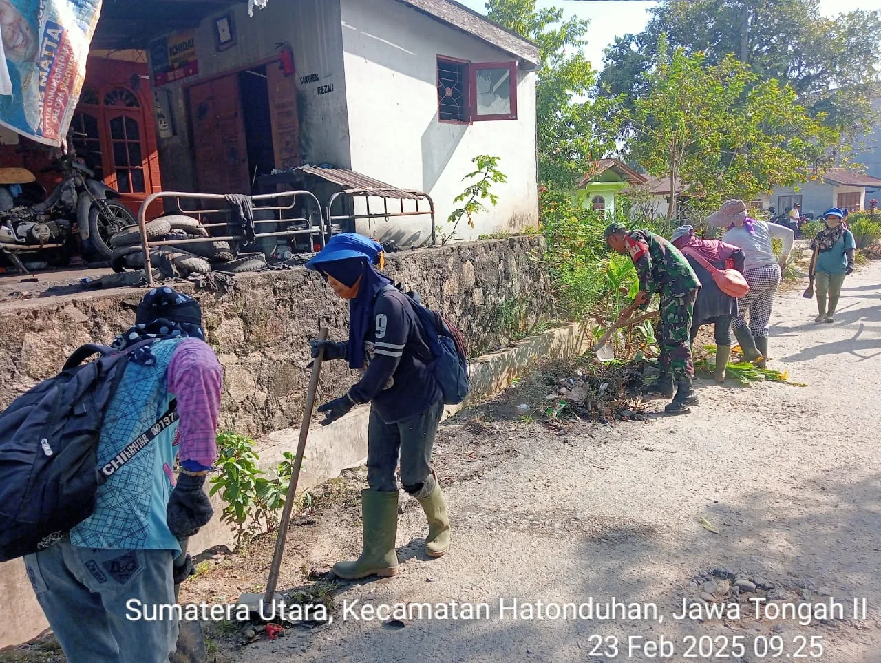 Babinsa Koramil 10/Tanah Jawa Bersama Warga Gotong Royong Bersihkan Jalan di Huta III Marjanji Jangga