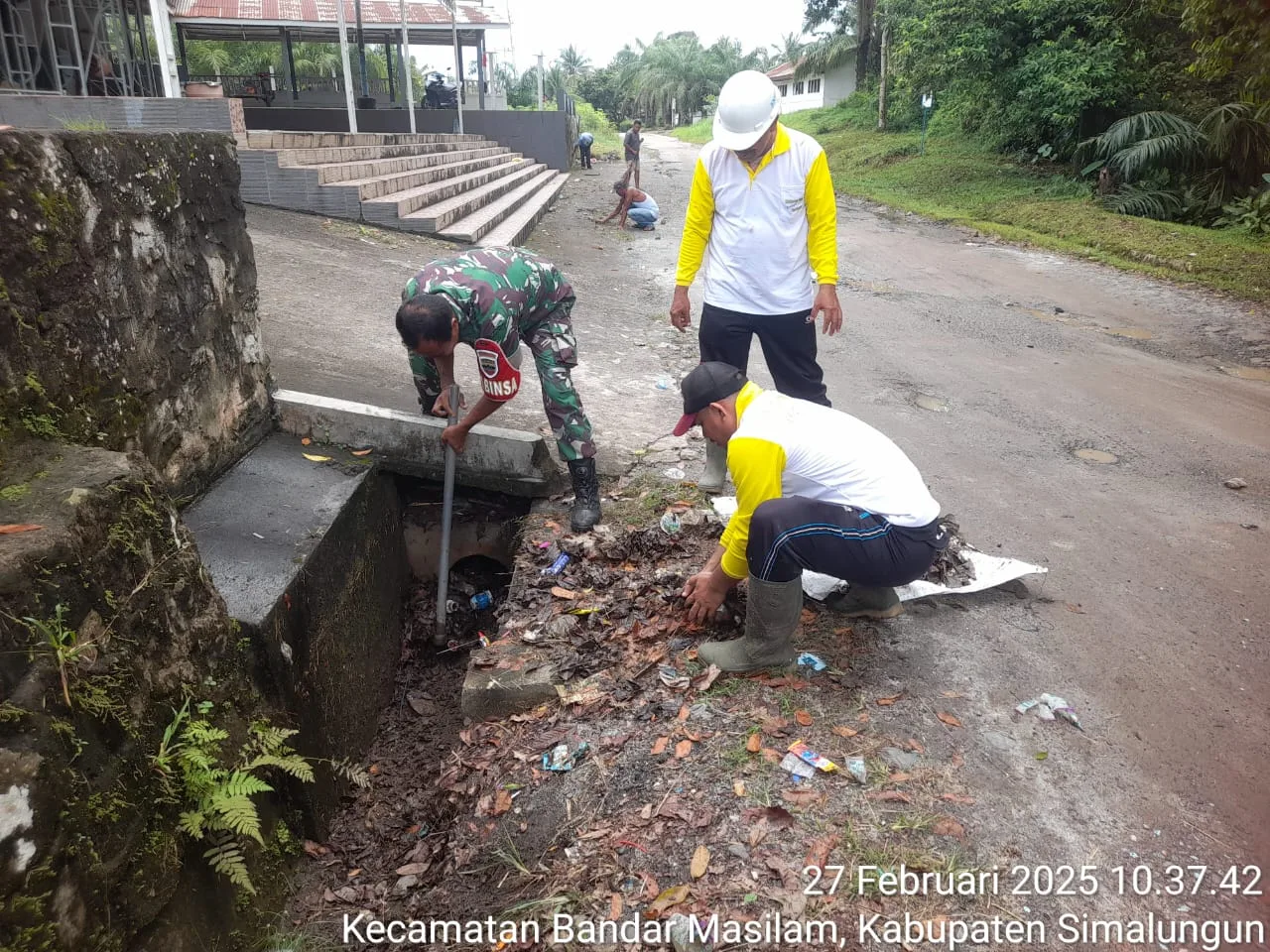 Babinsa Koramil 06/Perdagangan dan Warga Gotong Royong Bersihkan Masjid Sambut Ramadhan