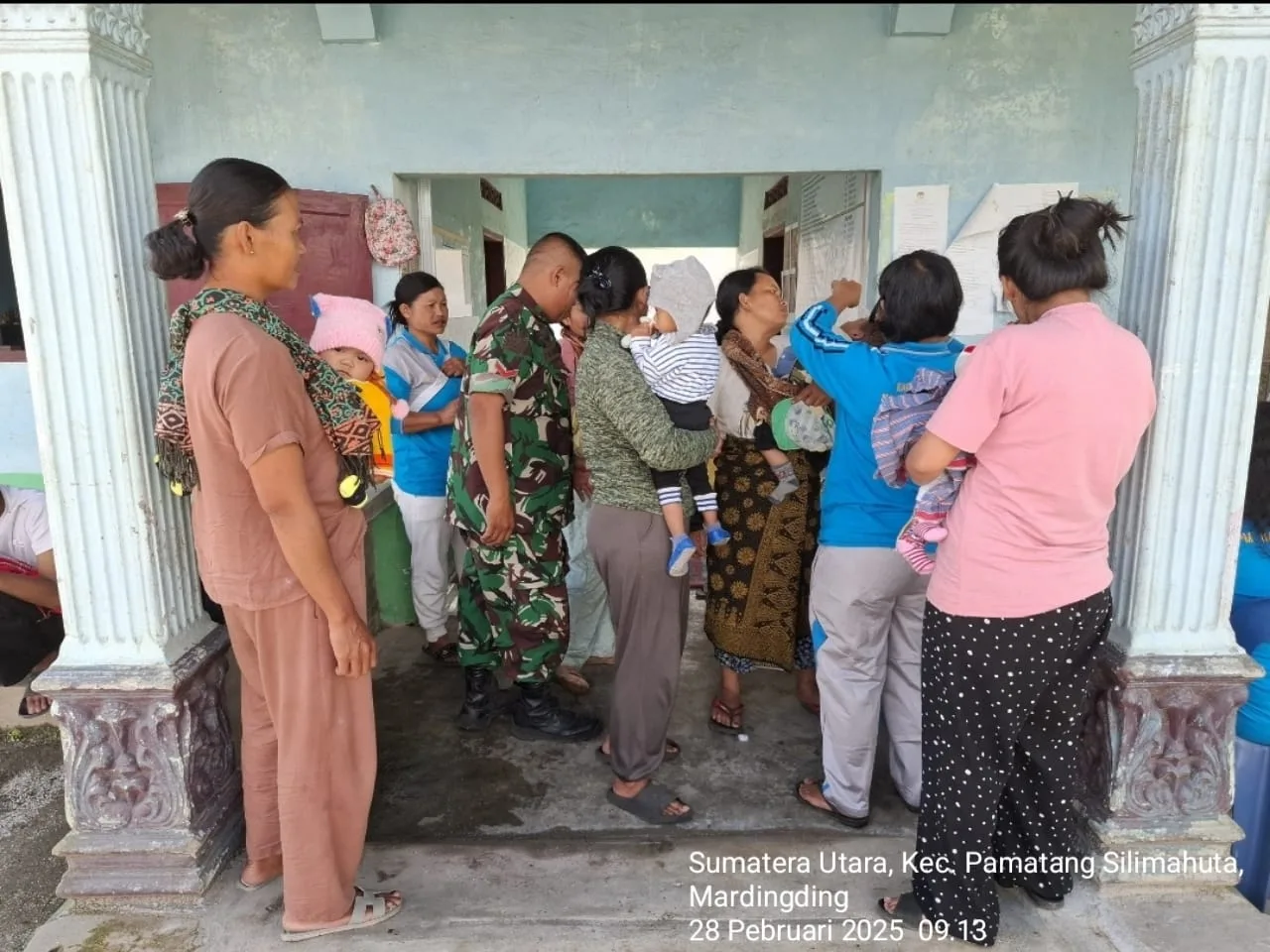 Dukung Kesehatan Anak, Babinsa Koramil 12/Saribudolok Dampingi Posyandu Balita