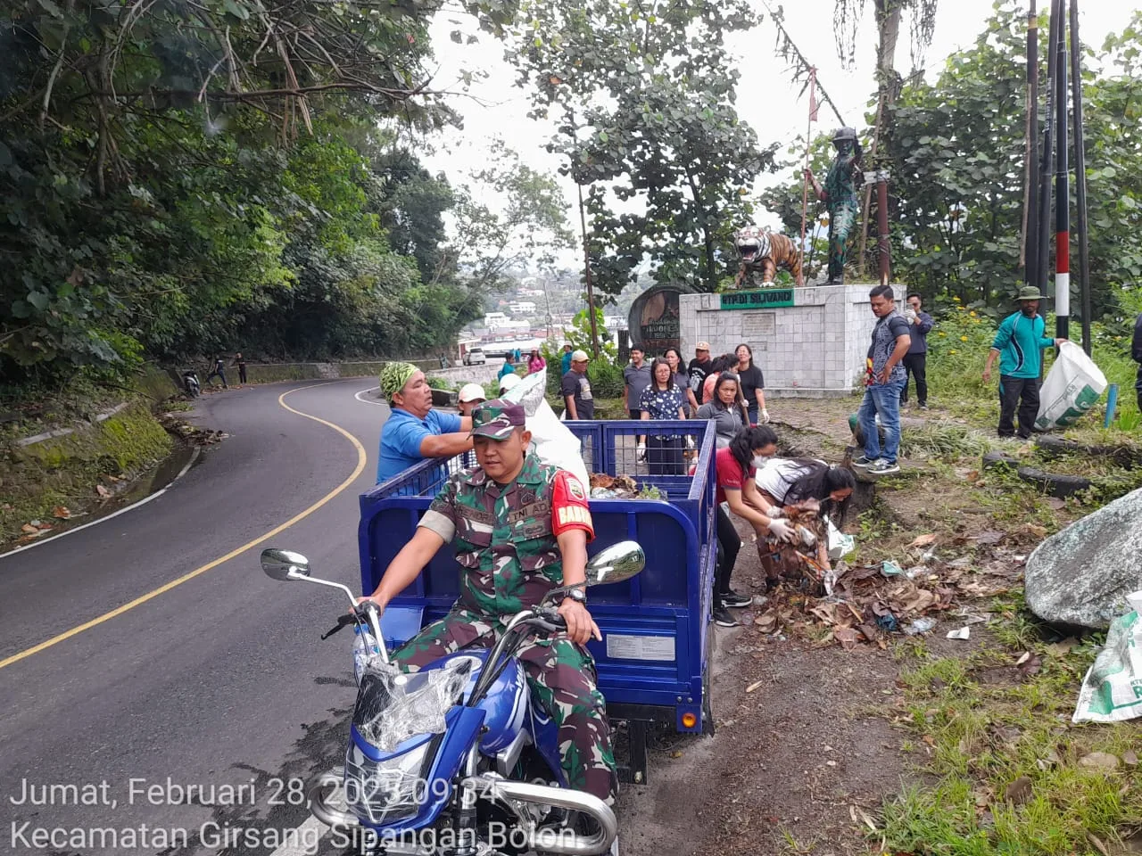 Danramil Girsang Sipangan Bolon Pimpin Gotong Royong Pembersihan Kanan Kiri Jalan Sisingamangaraja