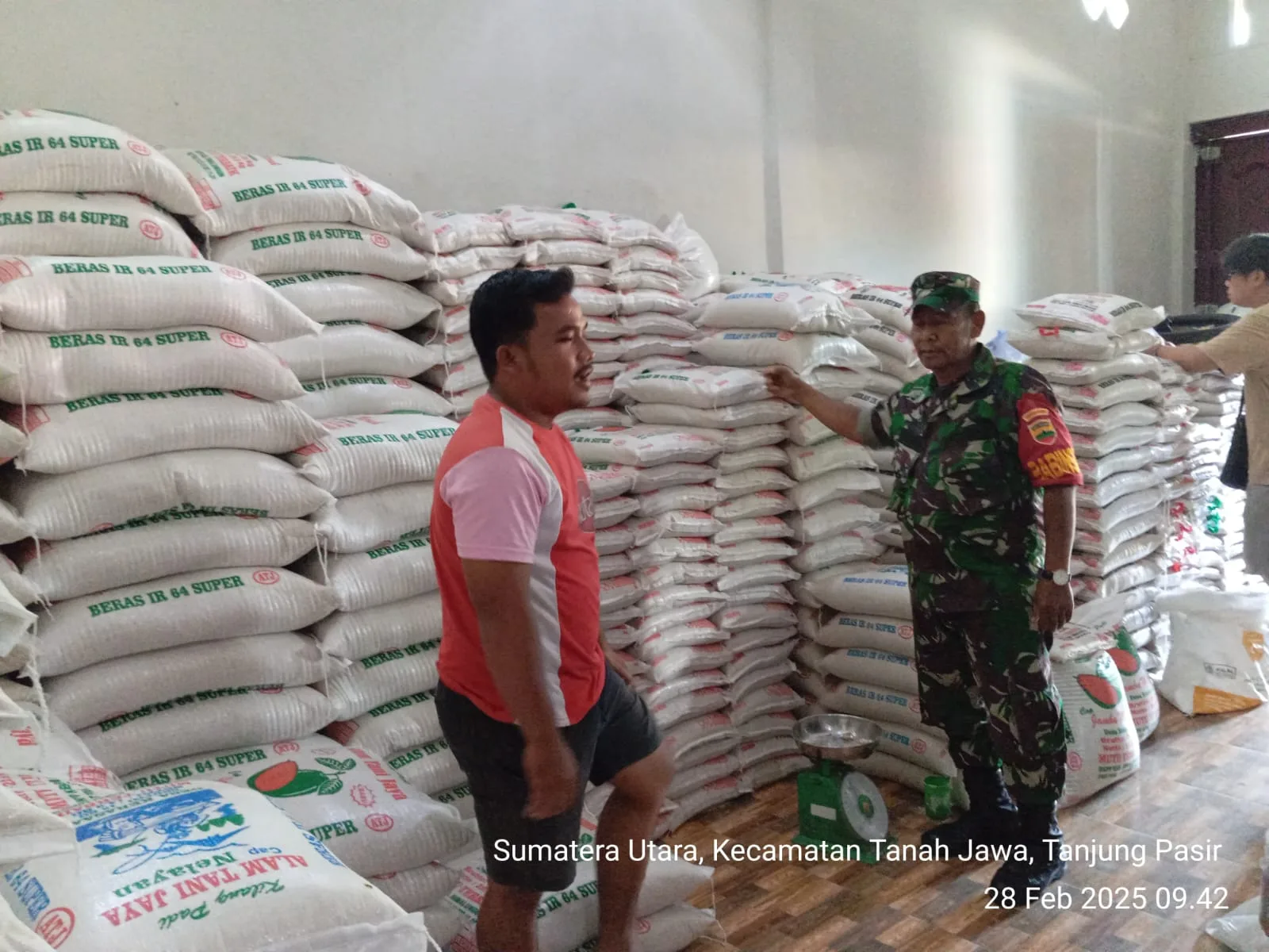 Pastikan Harga Stabil Jelang Ramadhan, Babinsa Tanah Jawa Tinjau Pasar Tradisional