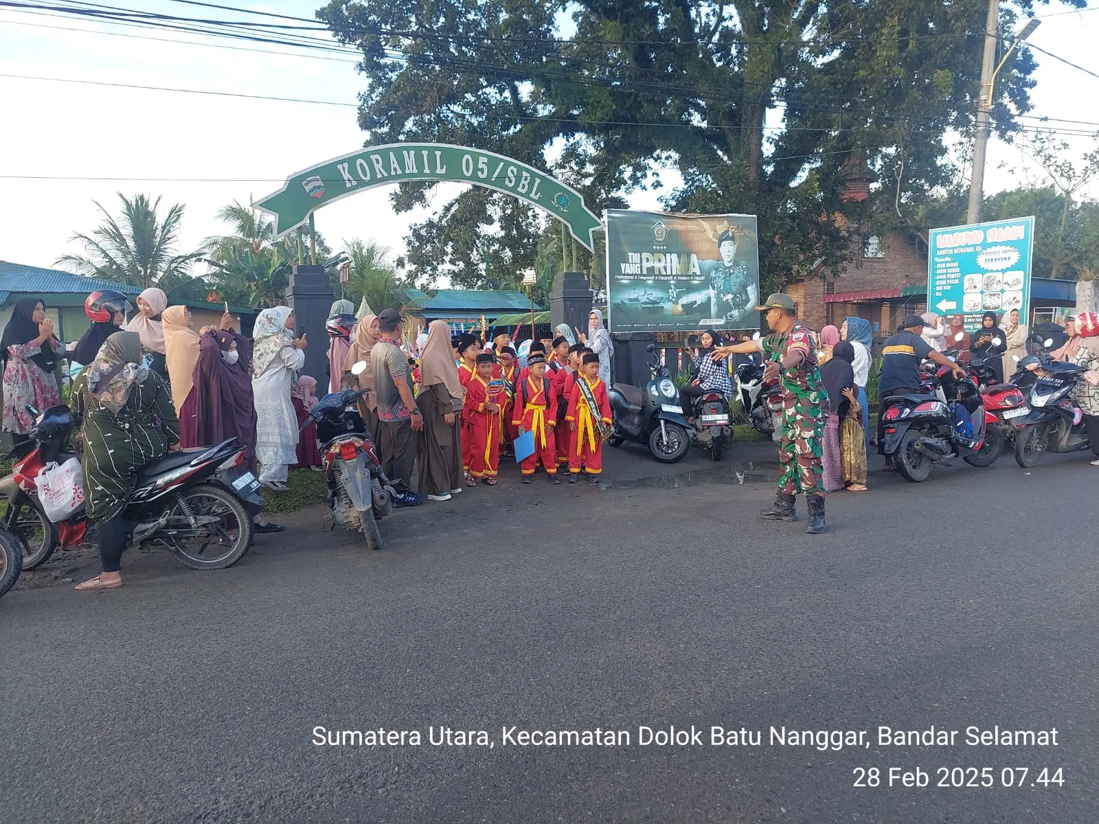 Babinsa Serbelawan Dampingi Pawai Ta’aruf Tarhib Sambut Ramadhan 1446 H bersama Siswa /Siswi TK dan SD Muhammadiyah Serbelawan