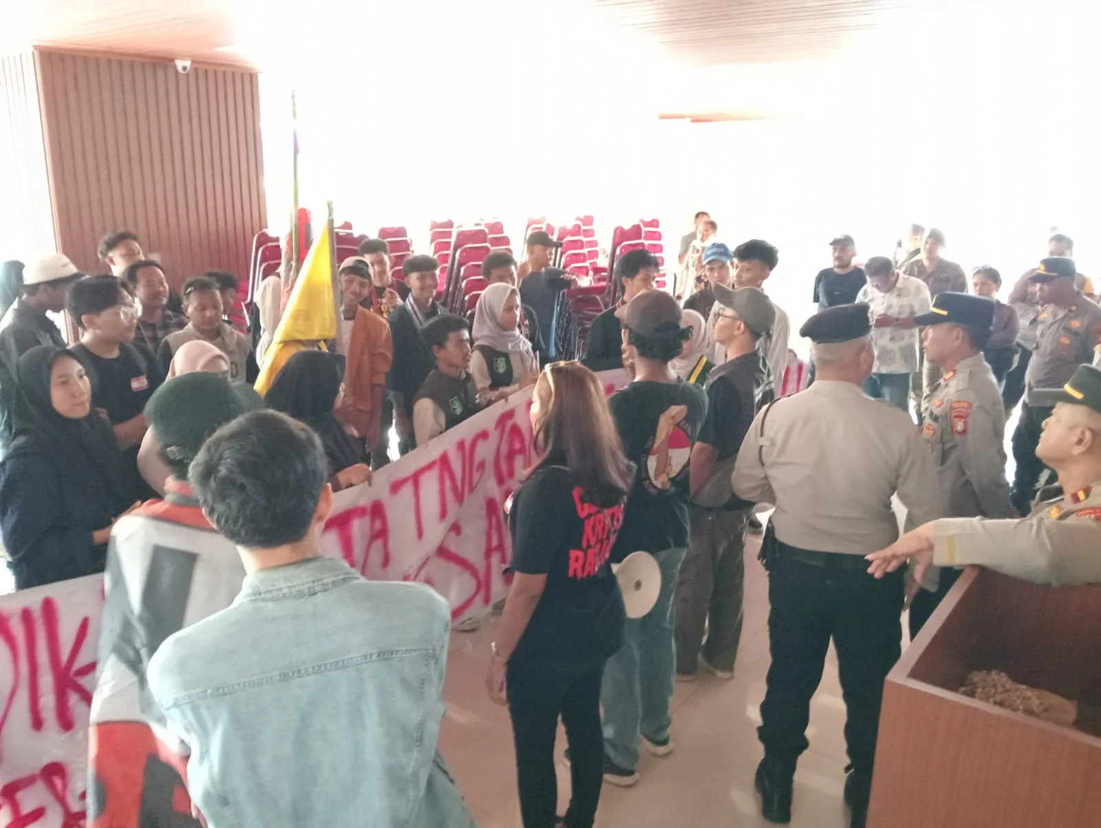 Dinilai Anti Kritik dan Bungkam, Mahasiswa Merangsek Masuk Ke Gedung Wali Kota Tangerang