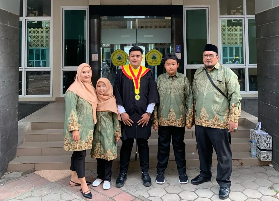 Kisah Sukses Penjaga GOR Kuliahkan Anak Sampai Sarjana Hukum