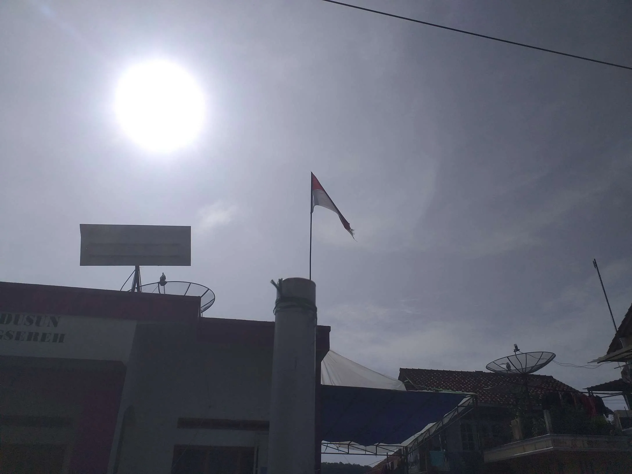 Diduga Lalai Bendera Merah Putih Lusuh Masih Berkibar di Sanding Taman