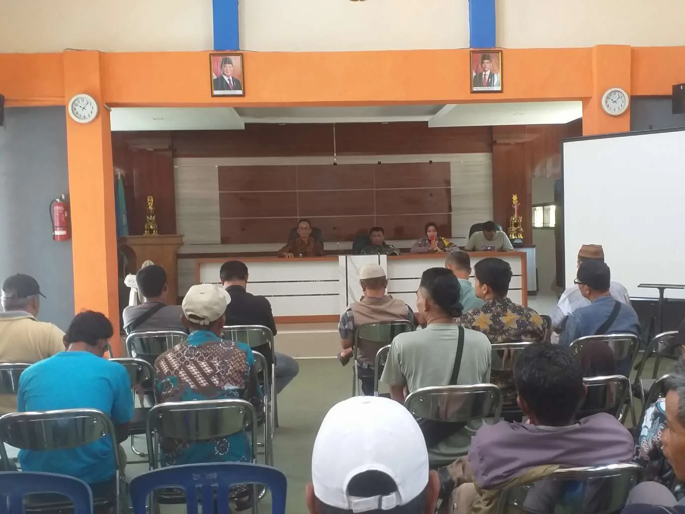 Pemdes Mekarjadi Sadananya Salurkan Insentif Bagi RT/RW