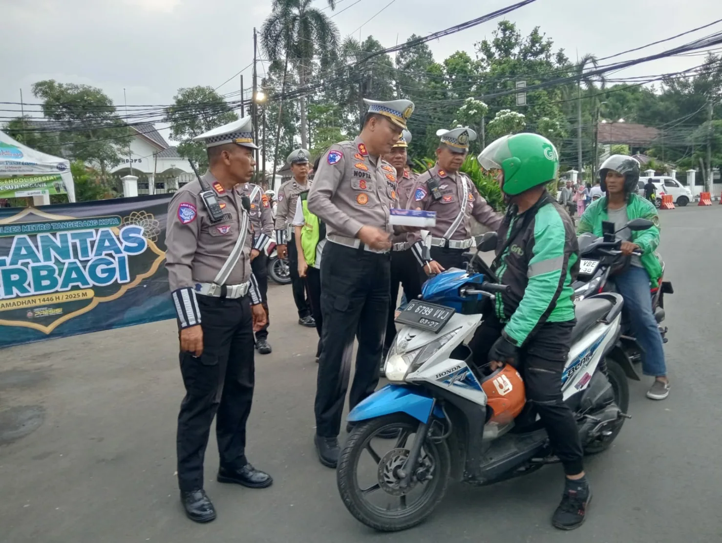 Satlantas Polres Metro Tangerang Kota Berbagi Takzil Dan Buka Puasa Bersama Masyarakat.