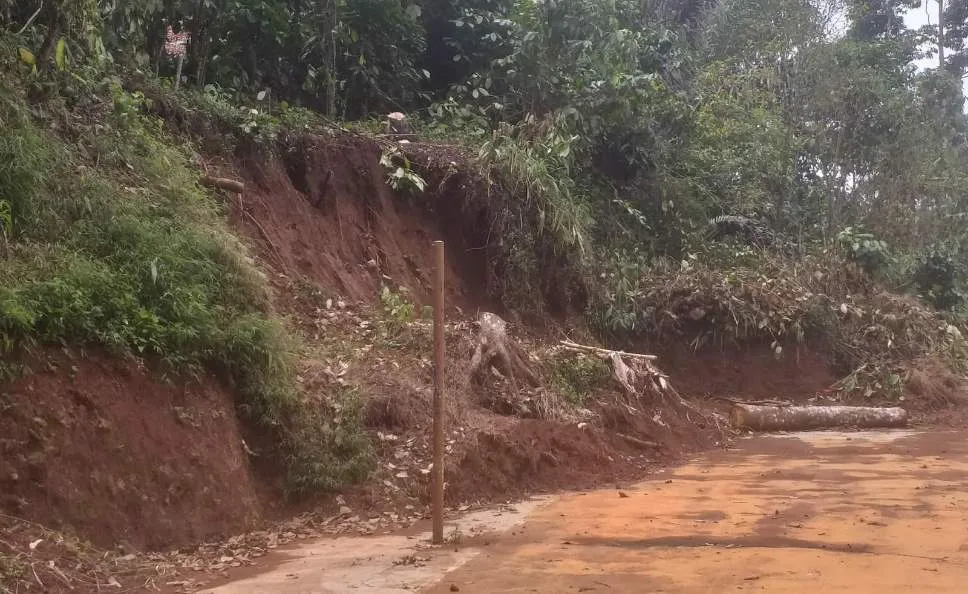 Tebing Longsor Menimpa Sarana Lapang Olahraga SMPN Satap Sukamantri