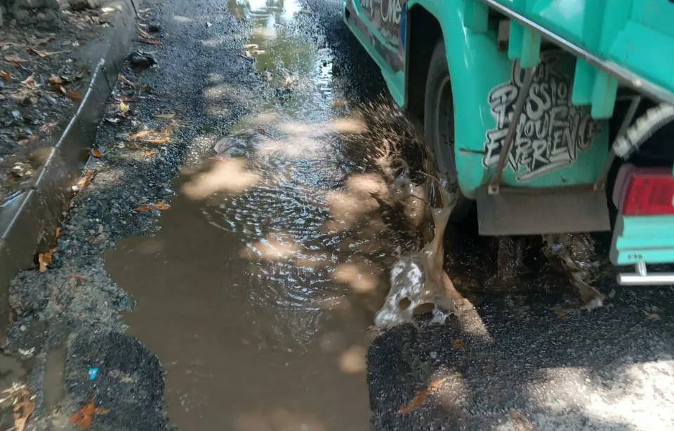 Diduga Akibat Galian Pipa PDAM, Menimbulkan Kemacetan Di Sepanjang Jalan Buroq.