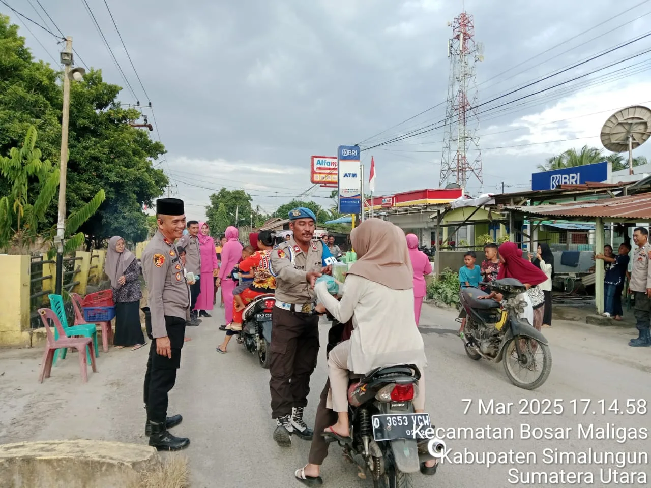Kapolsek Bosar Maligas Berbagi Takjil di Depan Mako,  Tebarkan Kebahagiaan di Bulan Ramadhan
