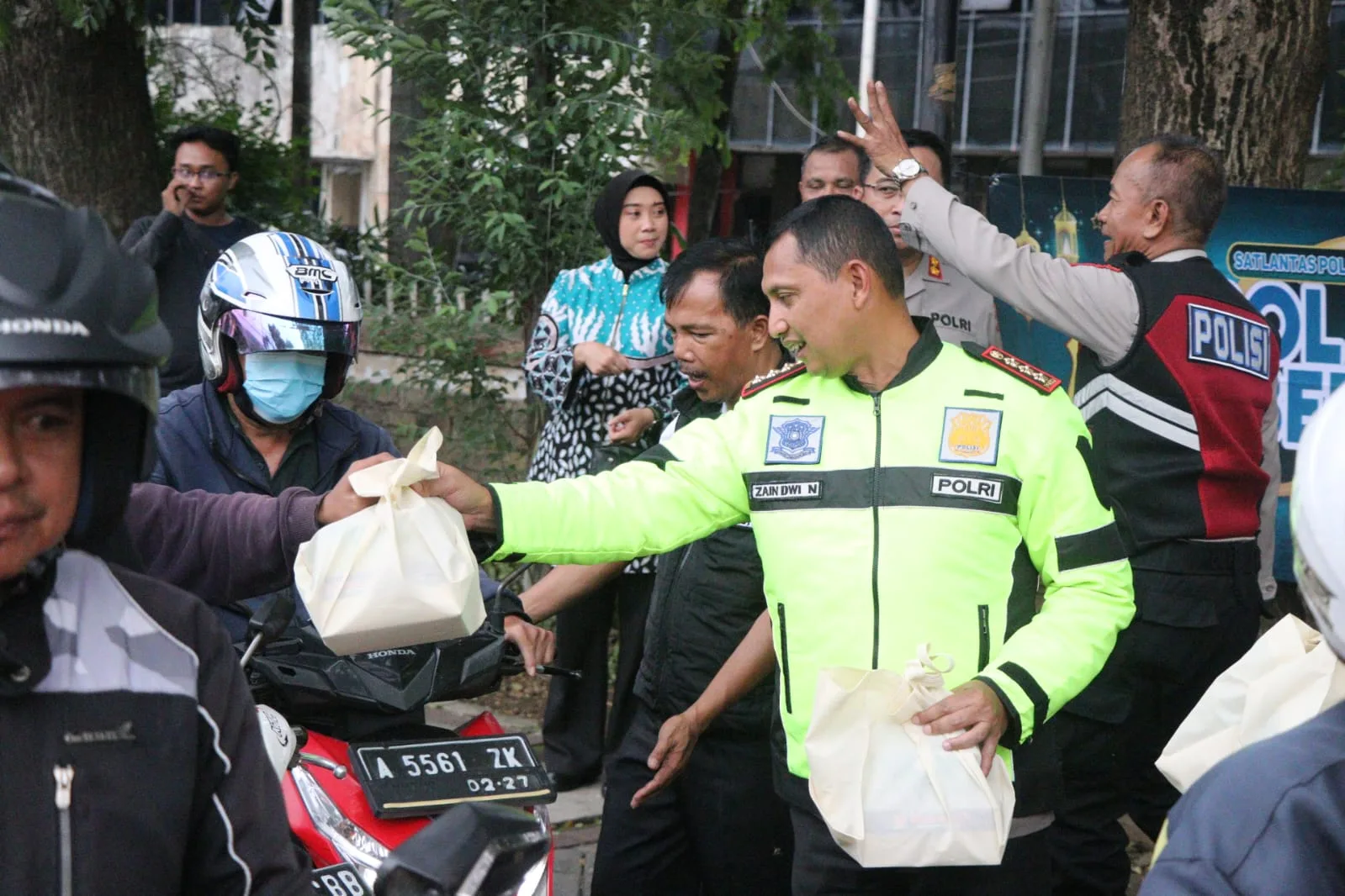 Peduli Ramadhan, Polres Metro Tangerang Kota Bagi-Bagi Ratusan Takjil ke masyarakat