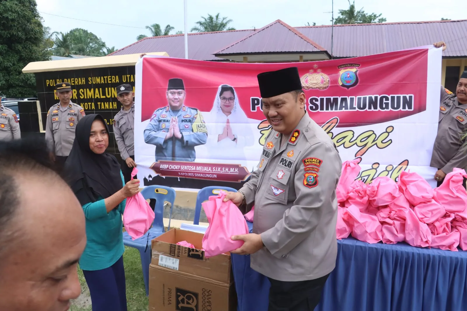 Kapolres Simalungun Berbagi Takjil Gratis Kepada Masyarakat Simalungun Selama Bulan Ramadhan
