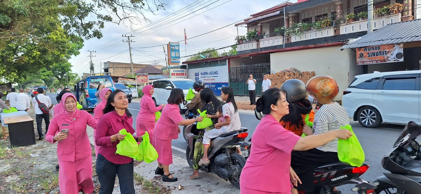 Kebahagiaan Berbagi di Bulan Ramadhan: Sat Reskrim Polres Simalungun Bagikan Takjil kepada Masyarakat