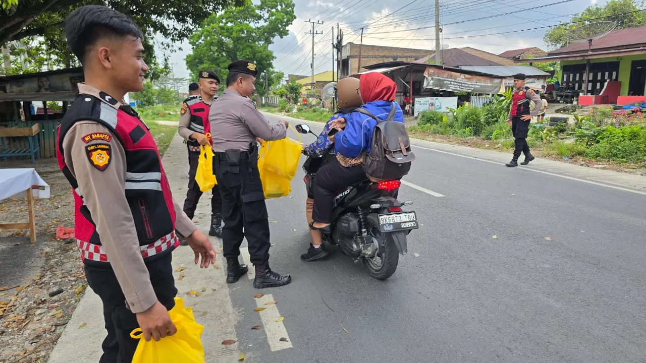 Sat Samapta Polres Simalungun Bagikan Takjil untuk Masyarakat di Bulan Ramadhan