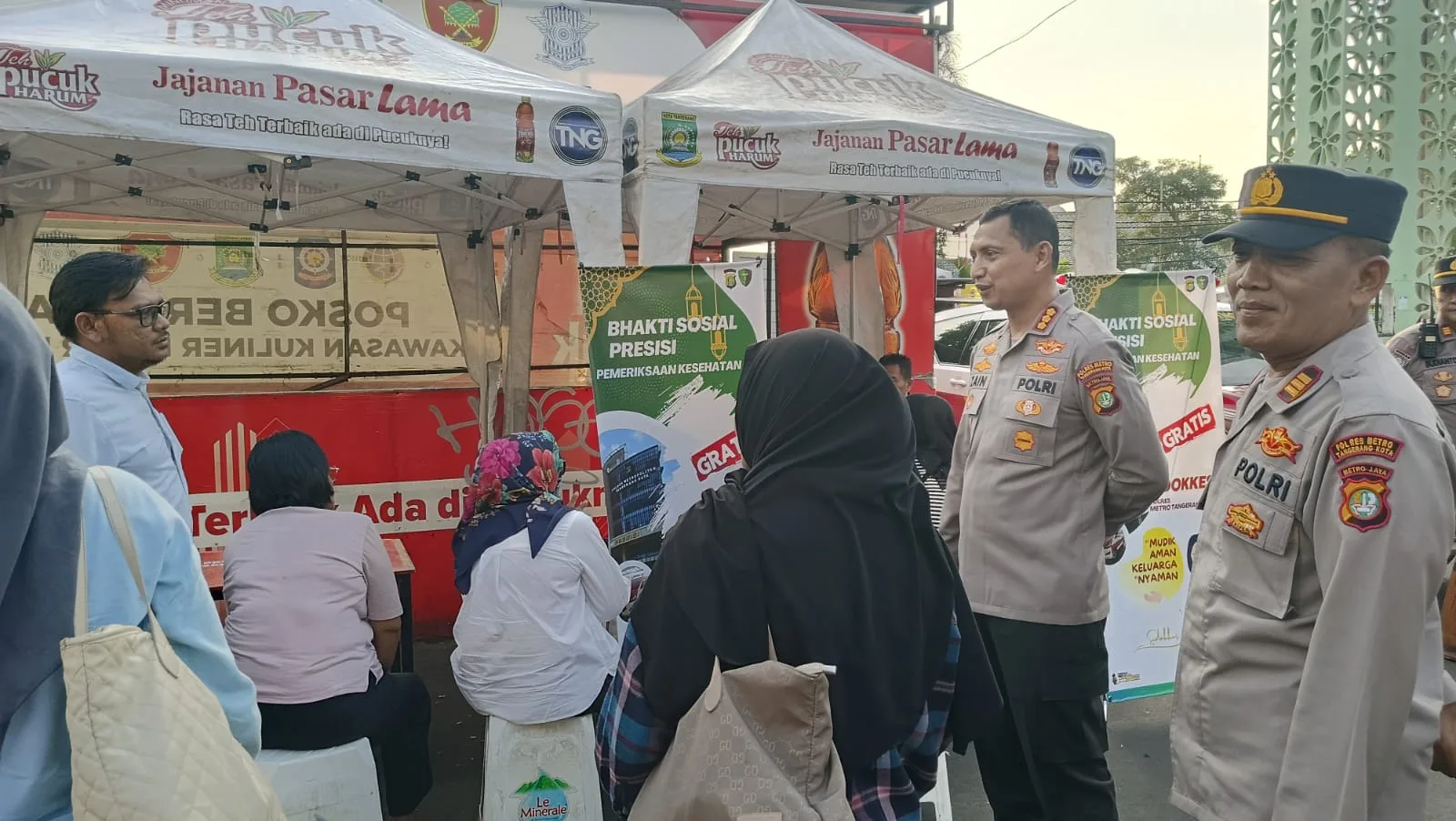 Kapolres Metro Tangerang Kota Sapa Warga Masyarakat Saat Pemeriksaan Kesehatan Gratis di Pasar Lama Tangerang