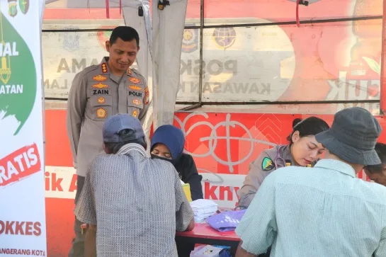Kapolres Metro Tangerang Kota Sapa Warga Masyarakat Saat Pemeriksaan Kesehatan Gratis di Pasar Lama Tangerang