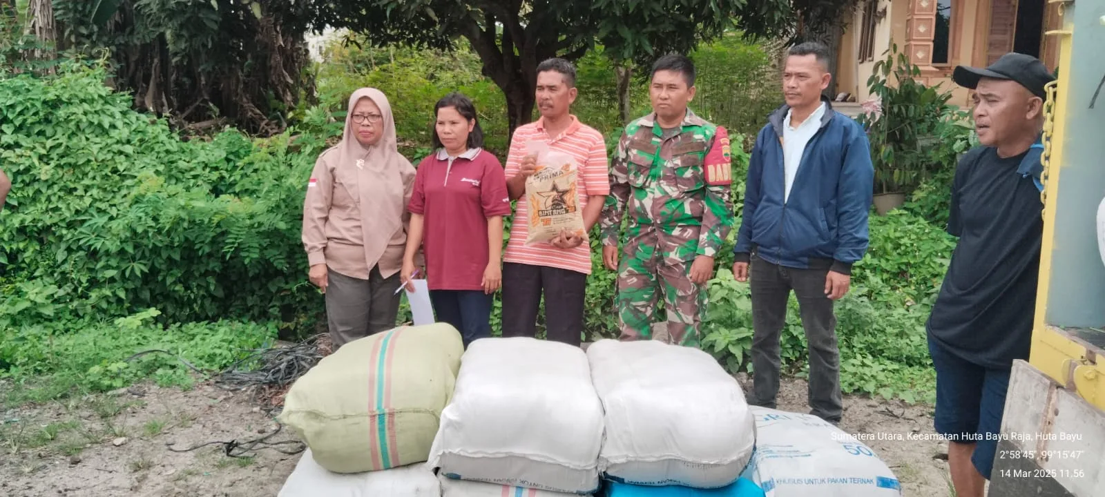 Bersama Dinas Pertanian, Babinsa Tanah Jawa Bantu Petani Terima Bibit Padi Berkualitas