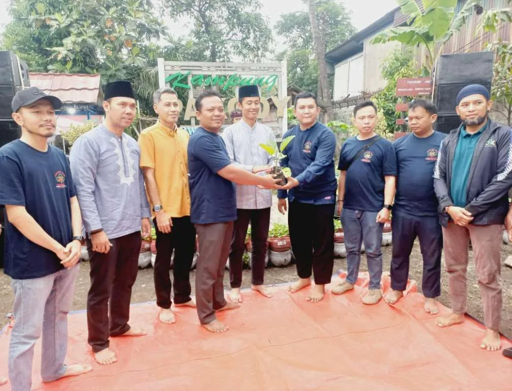 Pembagian 100 Takjil dan Penanaman 1000 Bibit Pohon Dalam Awal Gebrakan Pemuda Tani Kota Tangerang di Kampung Pakcoy