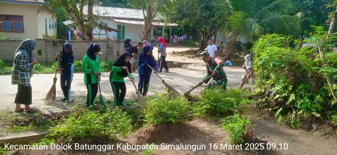 Babinsa Koramil 05/Serbelawan Gotong Royong Bersama Warga Bersihkan Lingkungan