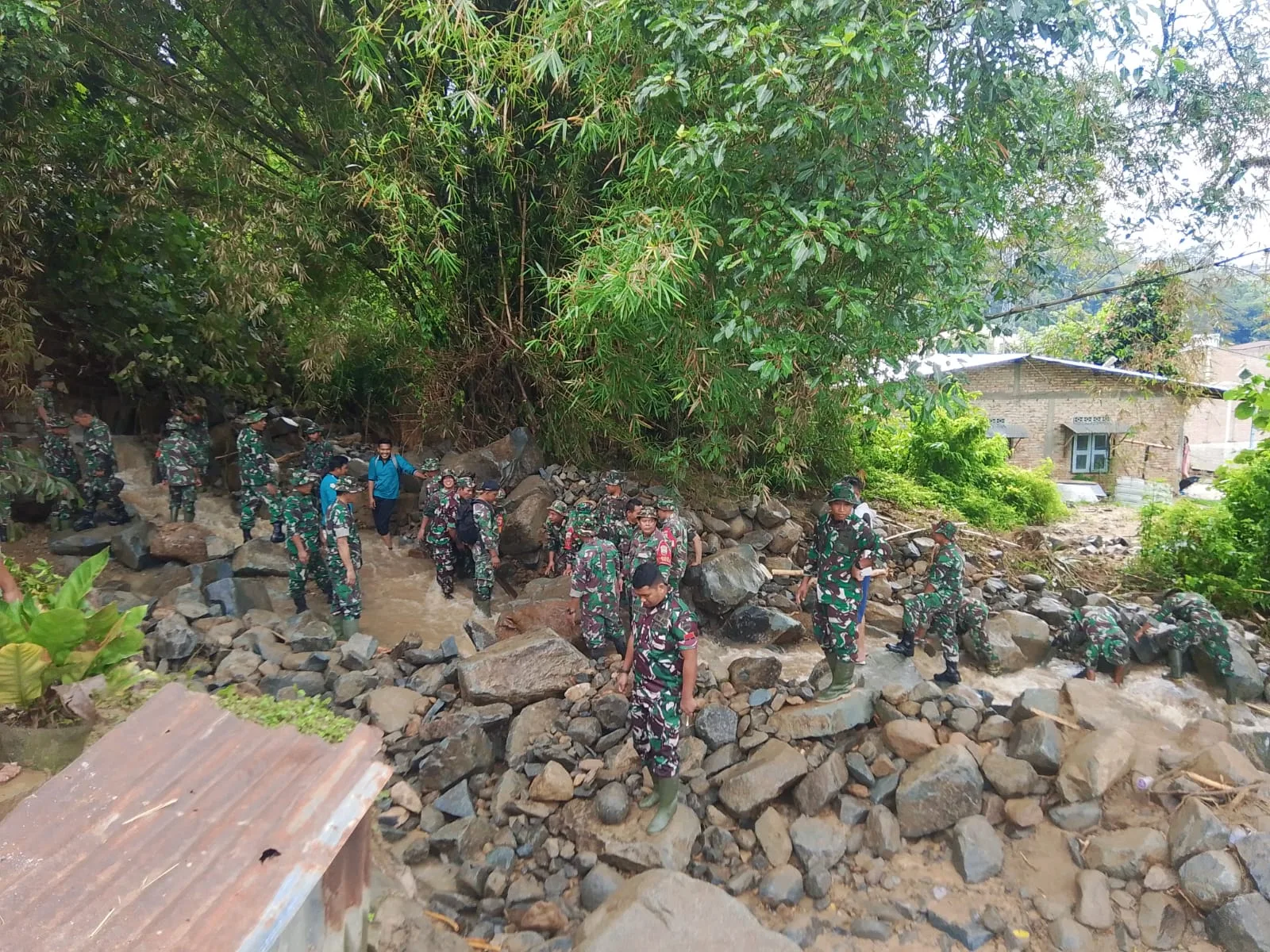 Korem 022/PT, Kodim 0207, dan Forkopimda Simalungun Sigap Bantu Evakuasi dan Normalisasi Banjir di Parapat
