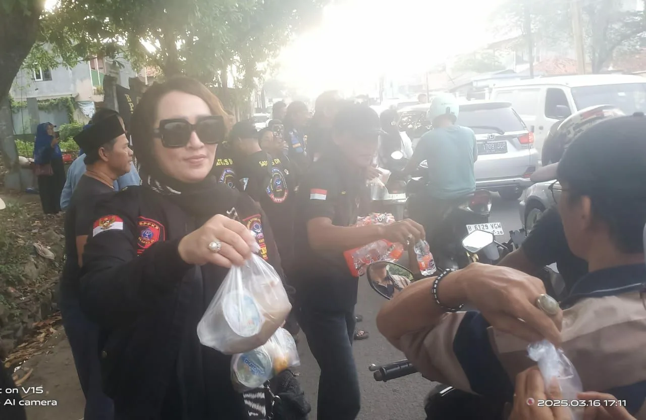 Hj. Firza Husen Maskaty Ketua Pemberdayaan Wanita DPP BPPKB Banten Hadir Bagi Takjil dan Bukber Bersama Satgas DPP BPPKB