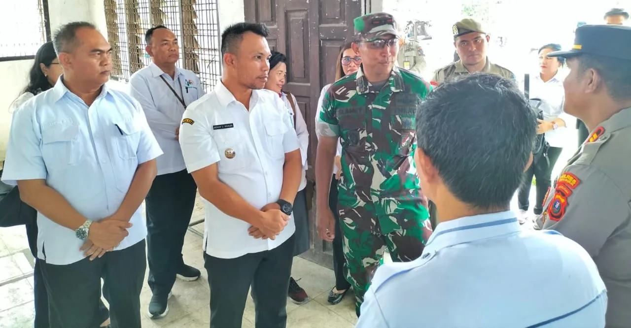 *Tinjau Gedung Wisma Karya Serbalawan, Wabup Simalungun Intruksikan Camat Dolok Batu Nanggar Lakukan Pembersihan dan Pembenahan*