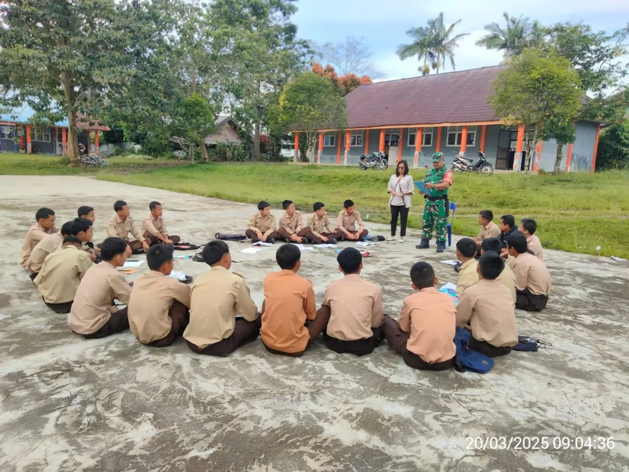 Guna Tingkatkan Kekompakan dan Disiplin Babinsa Raya  Melatih PBB Dan Wasbang siswa siswi  SMK N 1 Raya