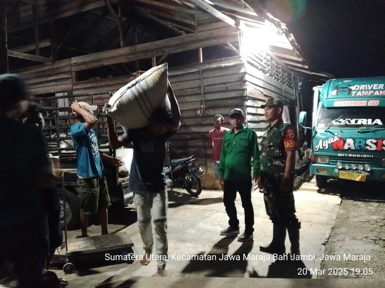 “Babinsa Koramil 10/Tanah Jawa Dampingi Tim Bulog dalam Penyerapan 9,9 Ton Gabah di Nagori Jawa Maraja”