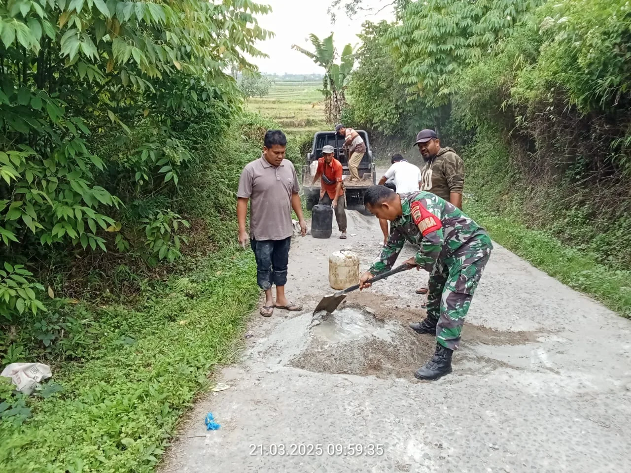 “Babinsa Koramil 14/Raya Bersama Pangulu dan Warga Gotong Royong Perbaiki Jalan Berlubang di Nagori Sihubu Raya”