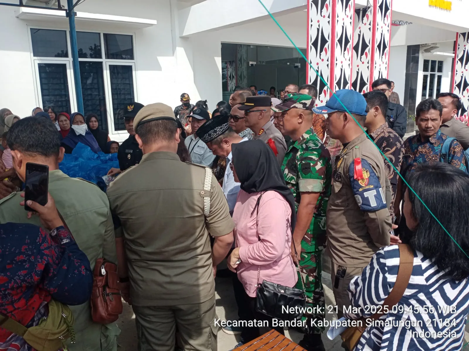 “Forkopimda Simalungun Gencarkan Sidak Pasar dan BBM, Antisipasi Inflasi Jelang Lebaran” Danramil 06 Perdagangan Turut Mendampingi