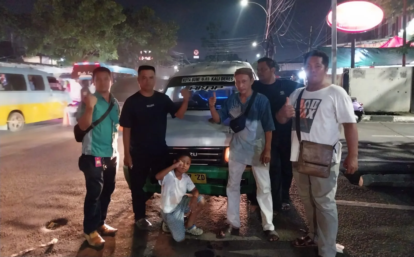 Perdana Pengurus Trayek P CK 04 Bagikan Takjil Kepada Pengemudi