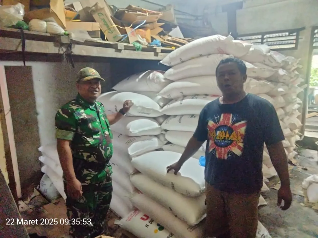 Antisipasi Kelangkaan, Babinsa Koramil Raya Cek Ketersediaan Pupuk Subsidi