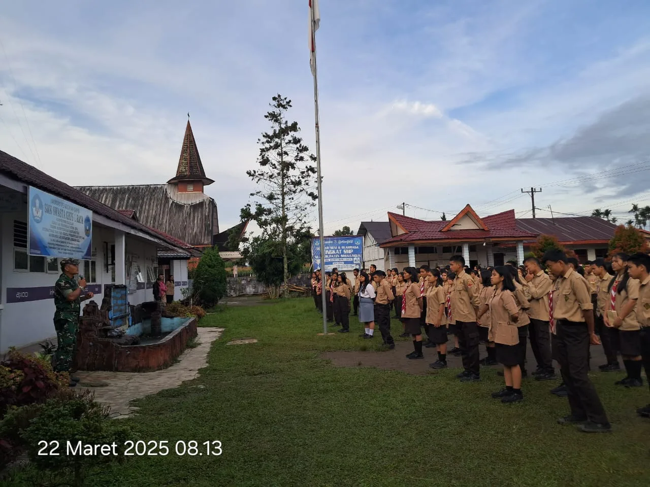 Lindungi Generasi Muda, Babinsa Gelar Penyuluhan Bahaya Narkoba kepada Siswa/ Siswi SMK Swasta GKPS 1 Raya