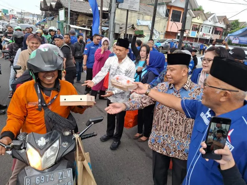 Pecah Partai Demokrat Bagi-bagikan Takjil Bersama Walikota Depok